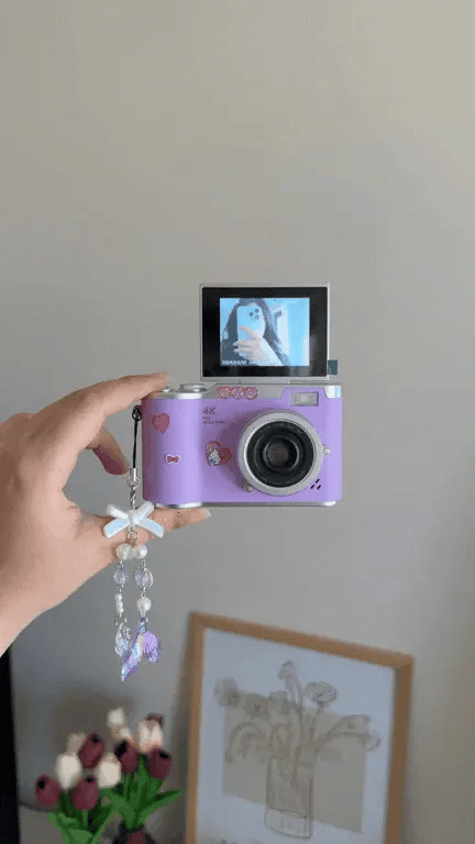 Stickerlarla kişiselleştirilebilen mor retro vlog kamera