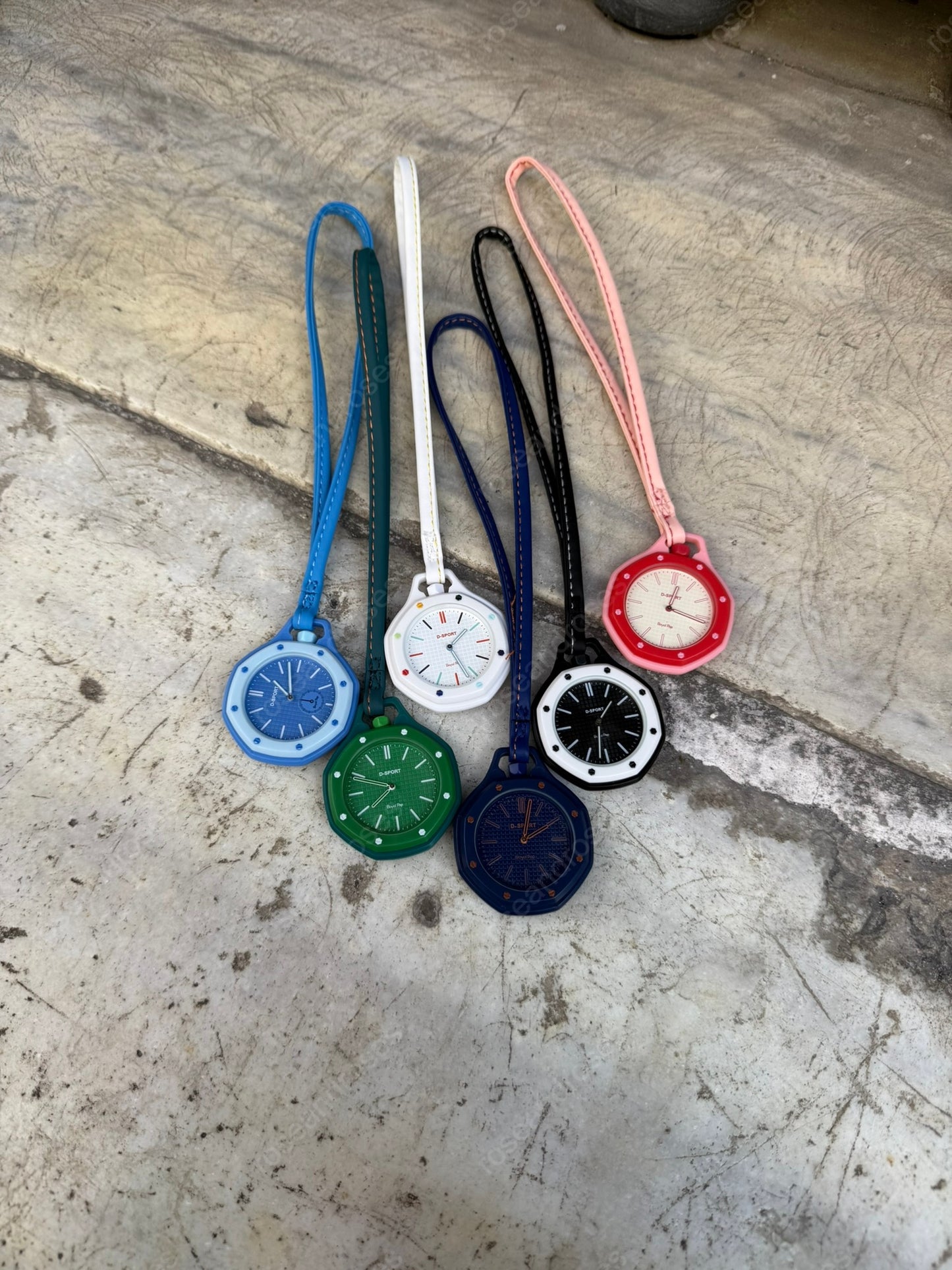 2’si 1 Arada Çıkarılabilir Kadranlı Charm Askılı Unisex Kol Saati (Beyaz)