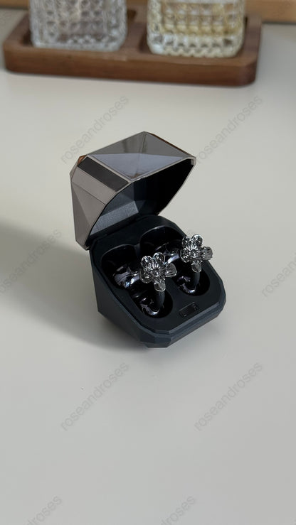 Çiçek Charm Hediyeli Diamond Kutulu Clip-On Kablosuz Kulaklık (Siyah)