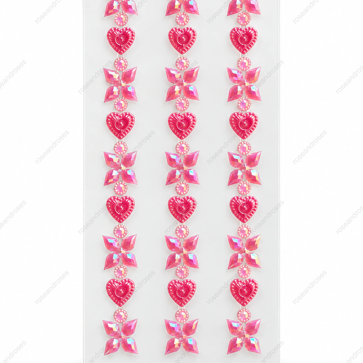 Pembe kalp ve dört yapraklı taşlı sticker şeritlerinin yakın plan görünümü