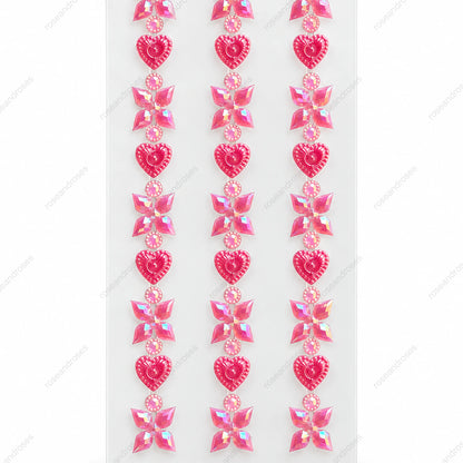 Pembe kalp ve dört yapraklı taşlı sticker şeritlerinin yakın plan görünümü