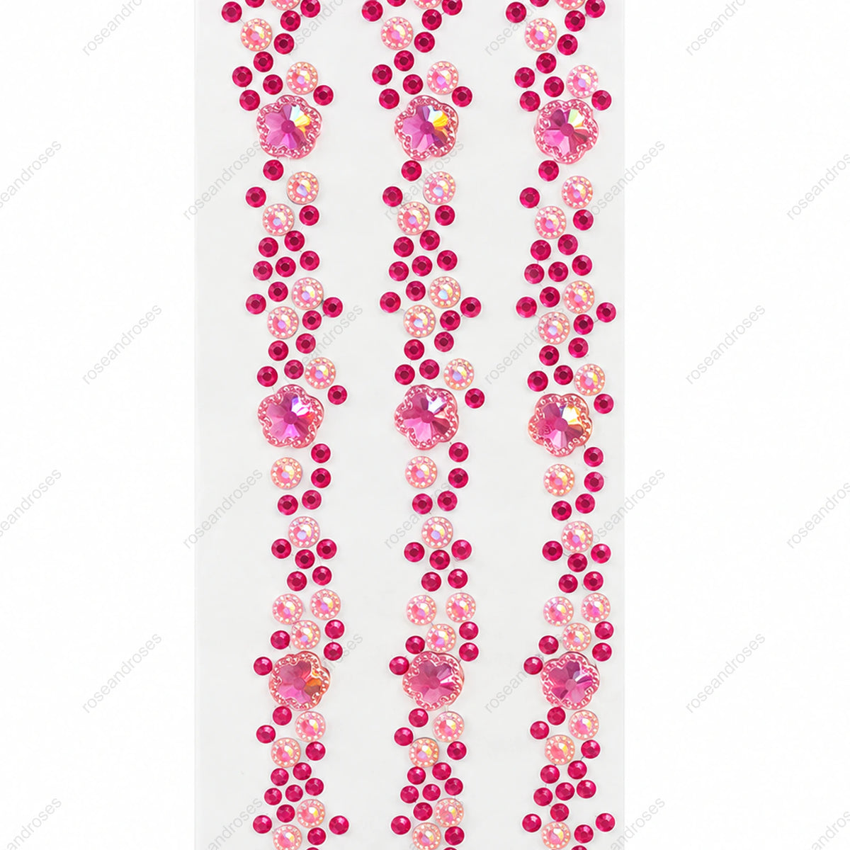 Pembe yuvarlak ve çiçek taşlı sticker şeritlerinin yakın plan görünümü